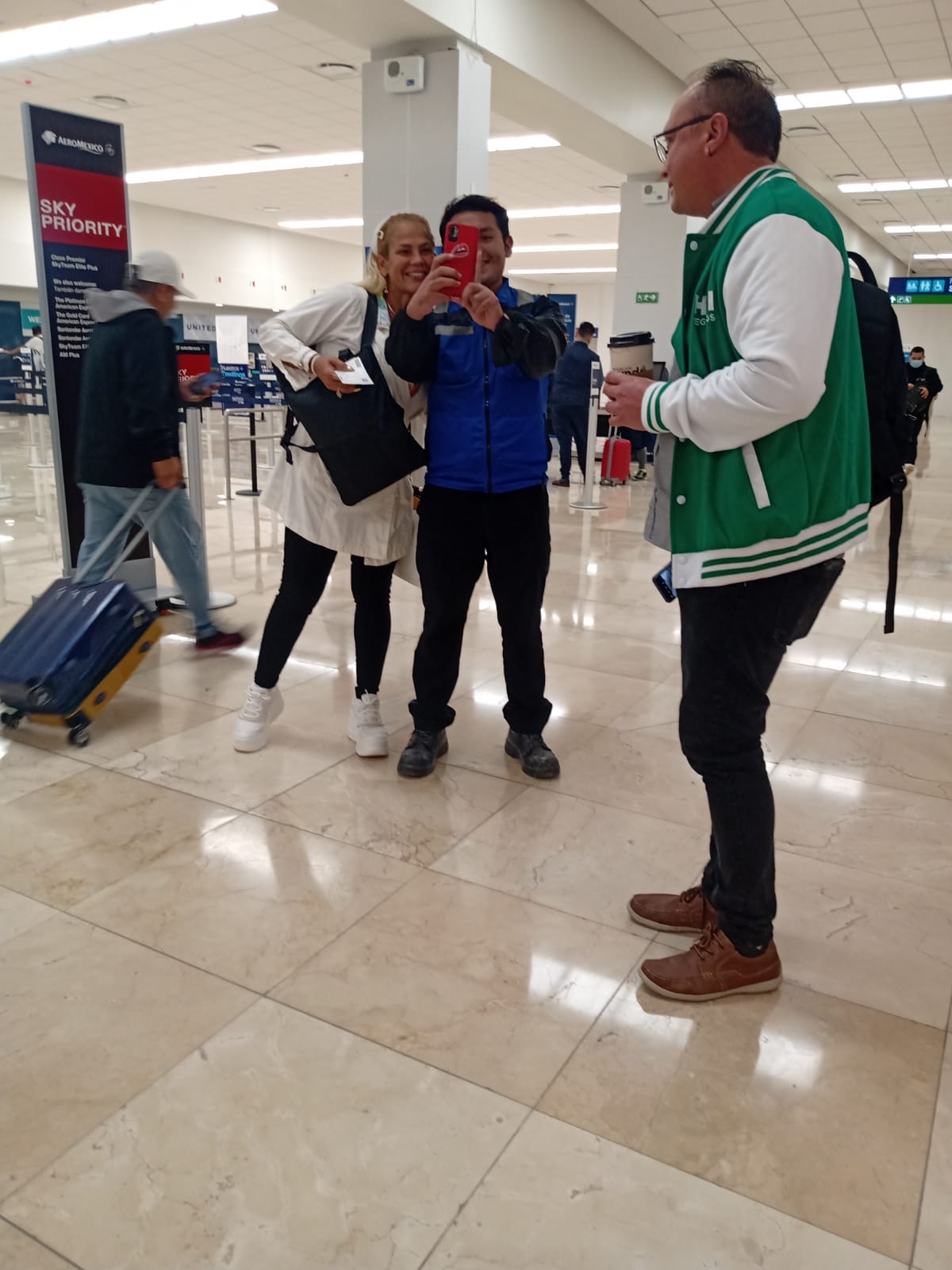 Personas que reconocieron a Niurka en el aeropuerto de Mérida se tomaron fotografías con ella