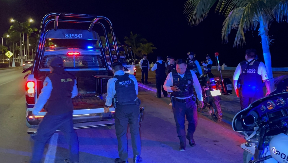 Los turistas se encontraban bebiendo frente al que parecía ser su hotel