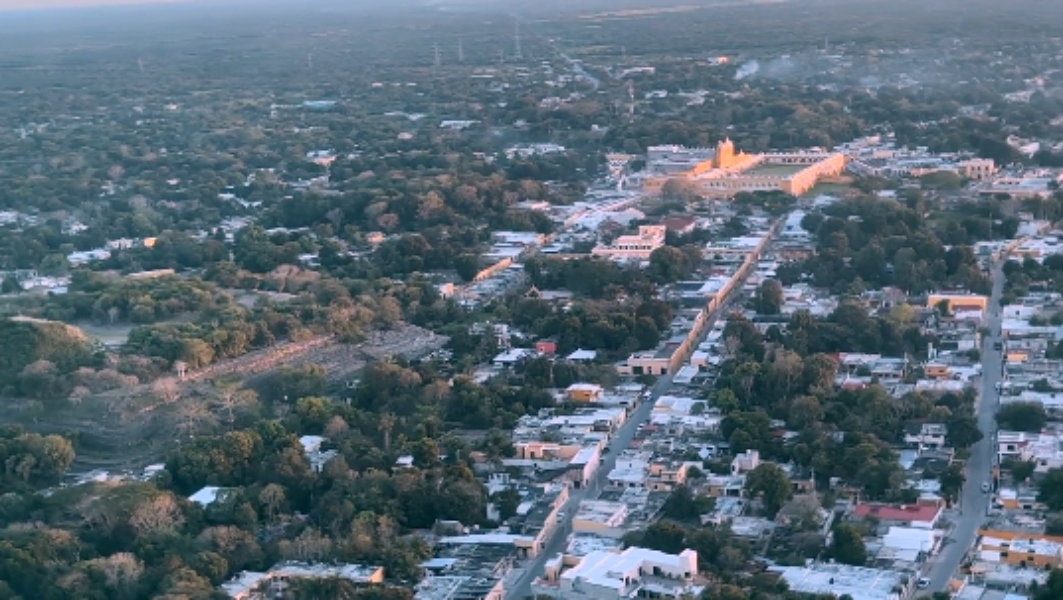 AMLO sobrevuela Izamal, el Pueblo Amarillo de Yucatán