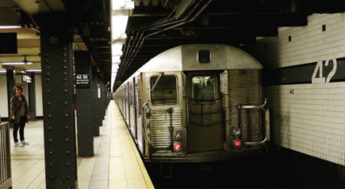 Por pelea en Metro de Nueva York, lanzan a un hombre a las vías