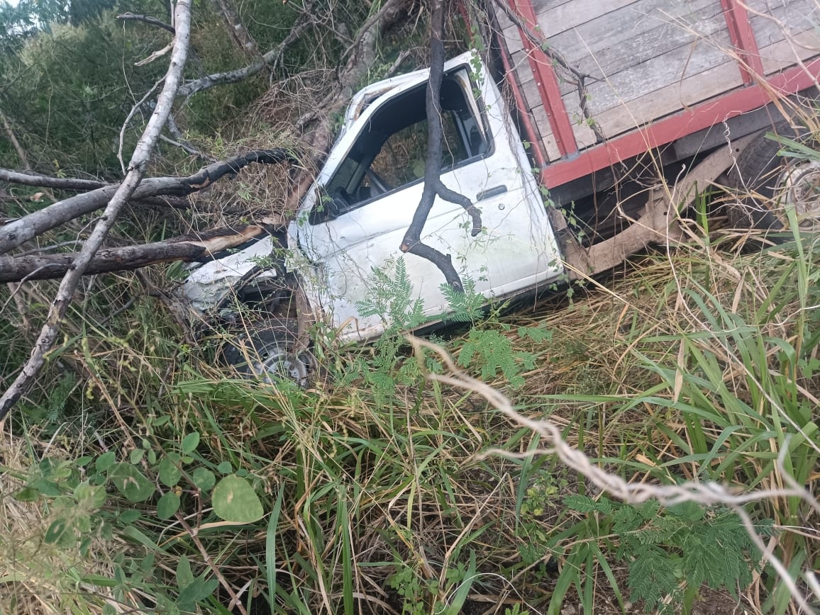 Un choque entre dos vehículos terminó con una camioneta fuera de la carretera en Tizimín