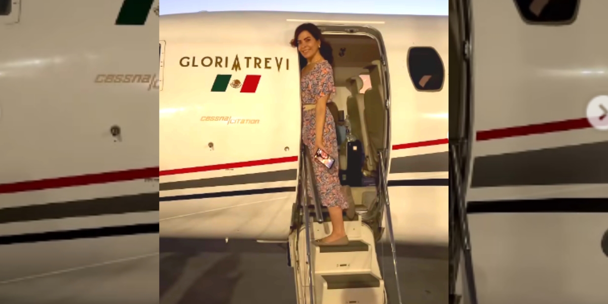 El avión se muestra rotulado con el nombre de Gloria Trevi. Foto: Especial