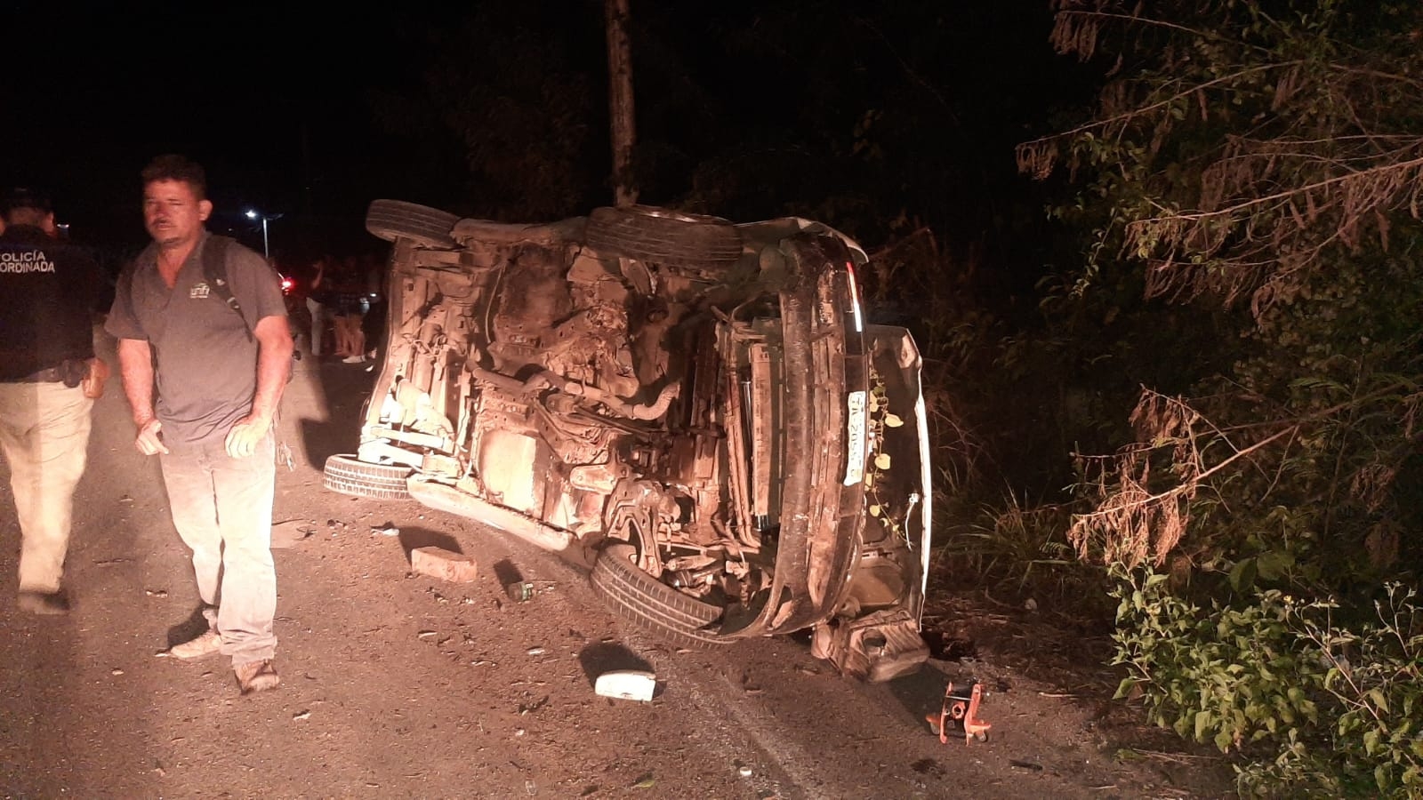 Conductor dormita al volante y vuelca su camioneta en Izamal