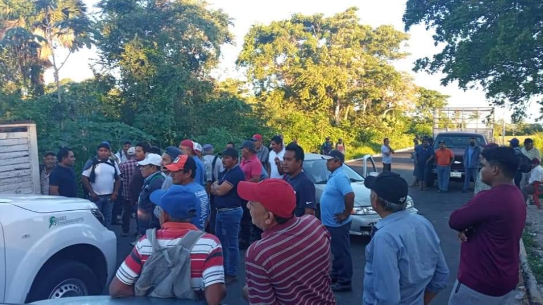 Ejidatarios bloquean planta de Pemex y carretera en la Península de Atasta