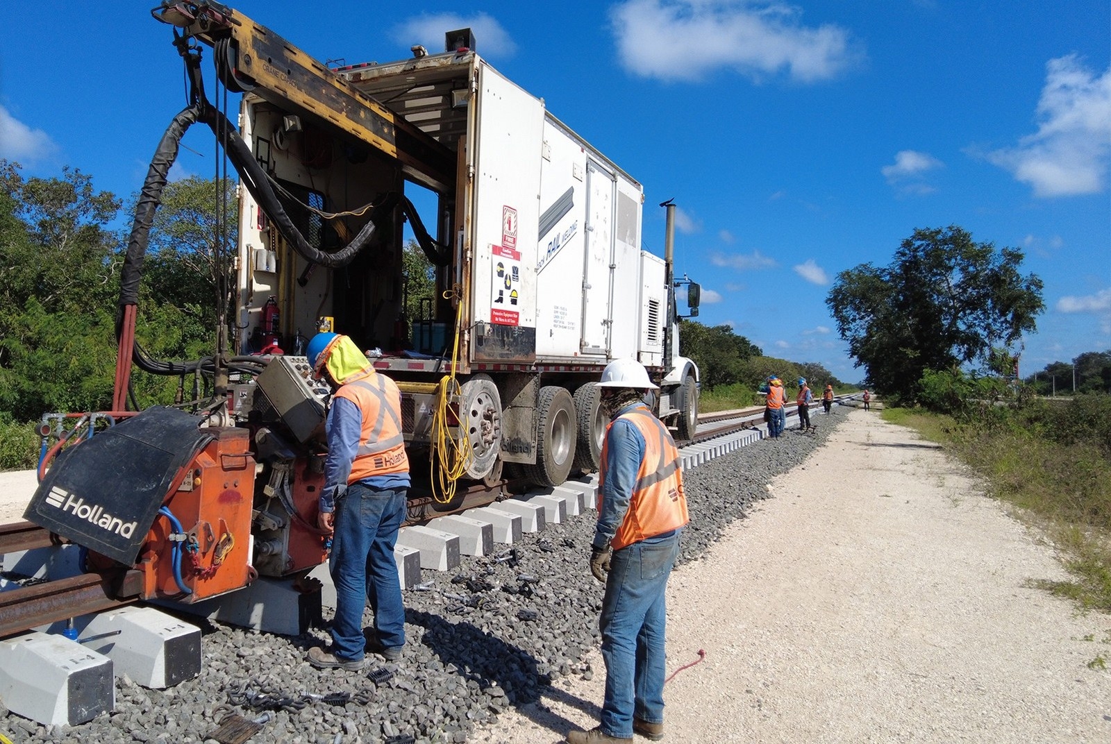 El proyecto insignia del Gobierno Federal ha generado, hasta el momento, 100 fuentes de trabajo en la región, y 11 mil en Ciudad Sahagún, Hidalgo