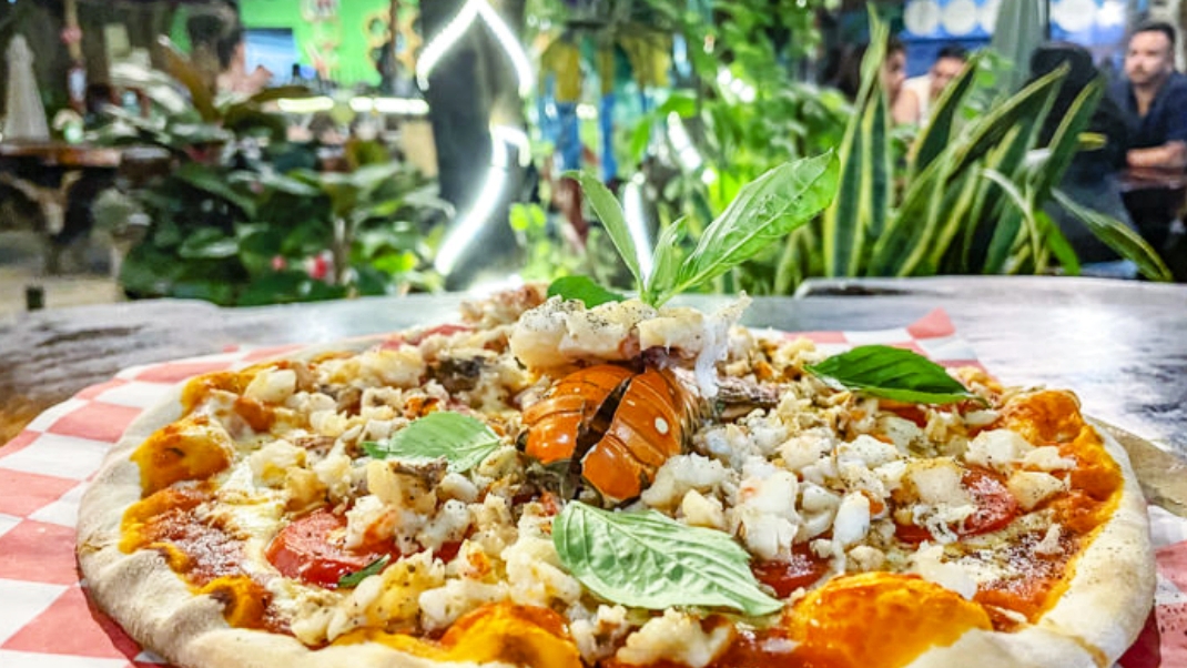 La pizza de langosta es el platillo estrella de Holbox, por lo que no probarla significaría un verdadero pecado