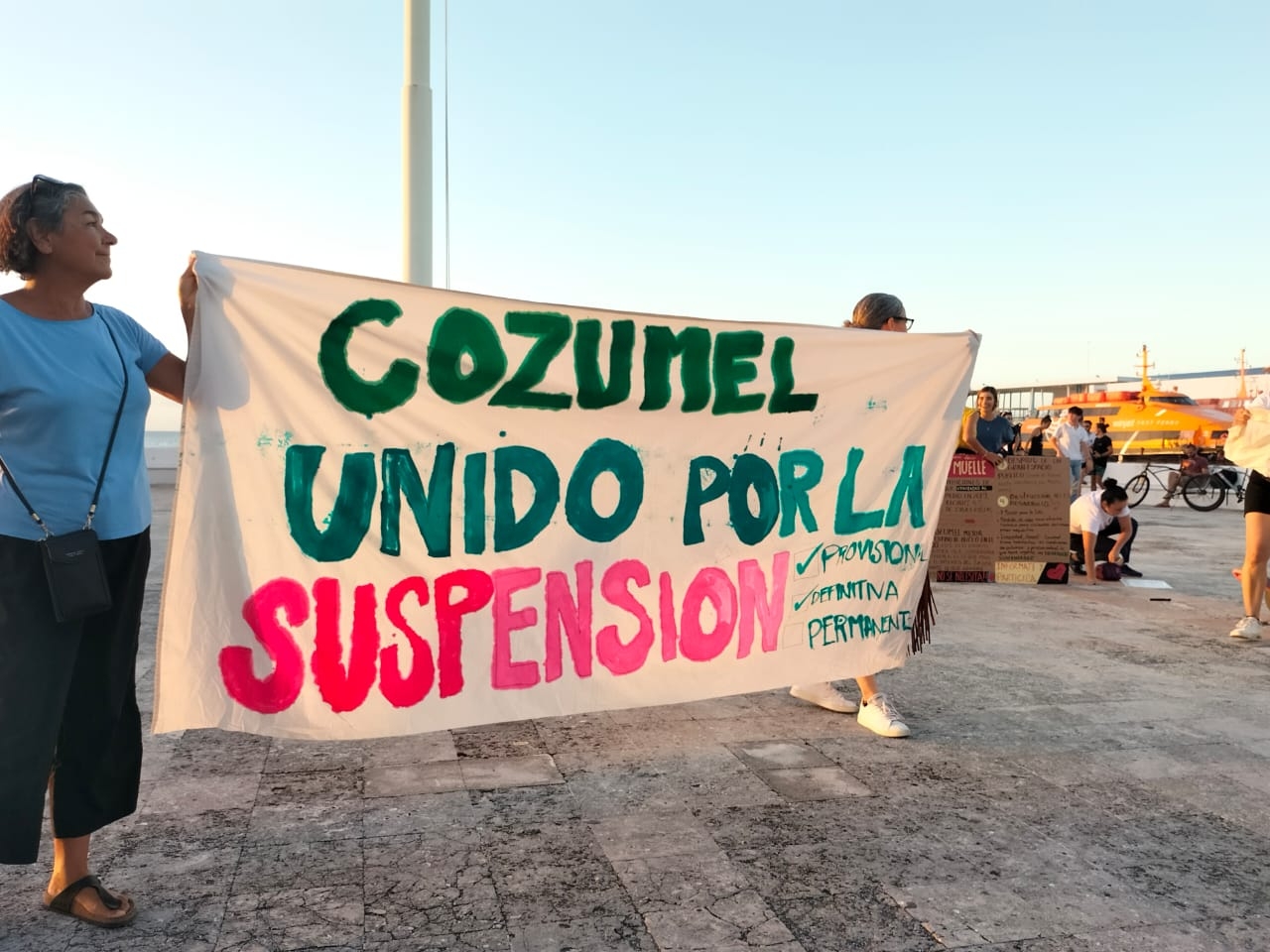 Cerca de cien personas que se manifestaron en dónde también se les unió la comunidad extranjera