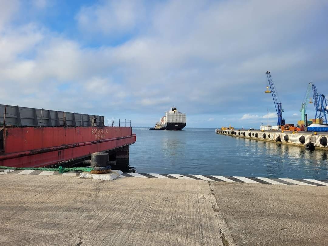 Un barco procedente de Japón arribó a Progreso con rieles para el Tramo 6 del Tren Maya