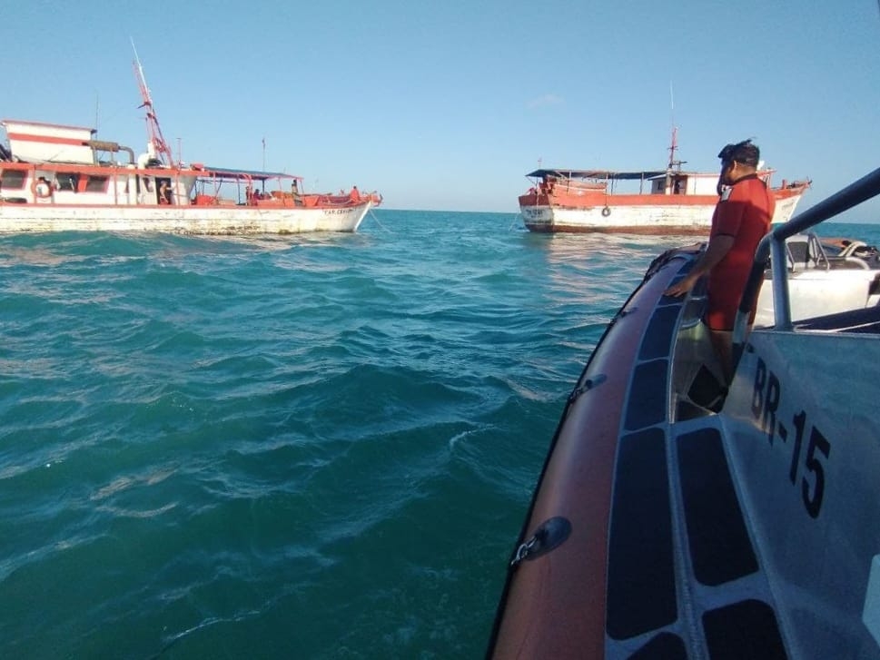 Marina rescata a 15 tripulantes de una barco que se hundía en las costas de Progreso