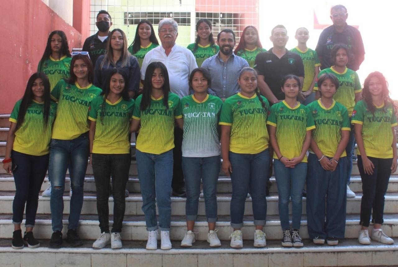 Selección Yucateca de futbol femenil de la categoría 2004 rumbo a la cuidad de México para Campeonato Nacional de la especialidad