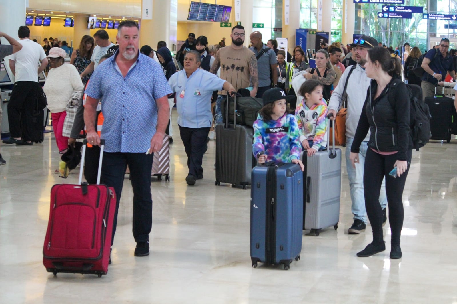 Reportan cinco cancelaciones a destinos nacionales en el aeropuerto de Cancún: EN VIVO