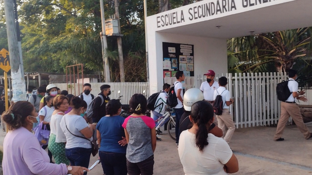 Cuando entran los alumnos por la mañana, todavía es de noche, aseguran los padres de familia