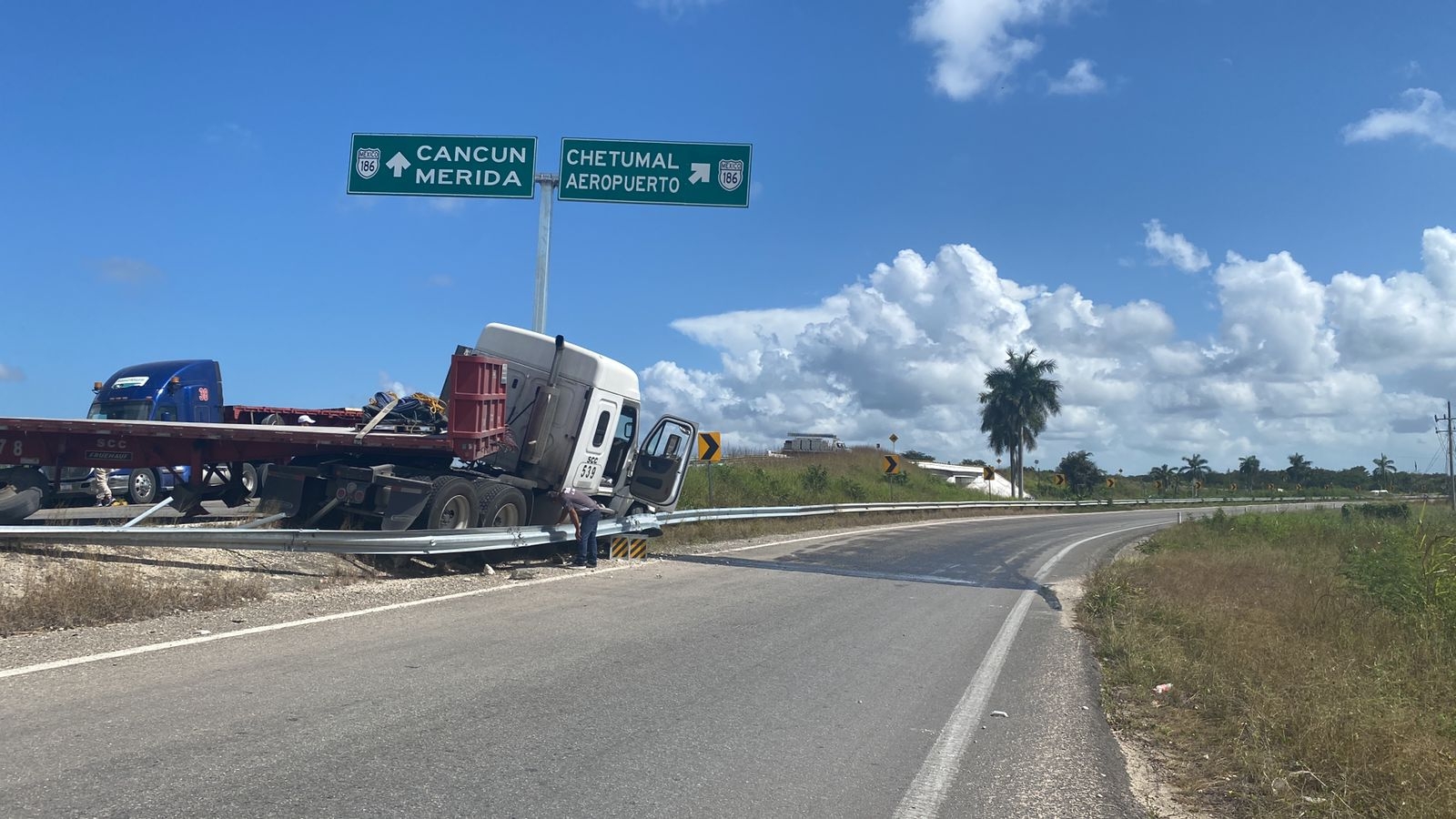 Quedó atravesado en el carril de subida del puente ubicado en el kilómetro 19 de la carretera federal 307