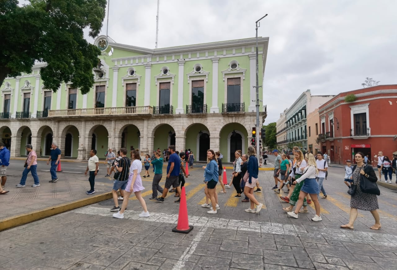 Los turistas siguieron con sus paseos por el Centro de Mérida pese al ingreso del Frente Frío 27