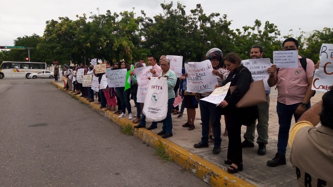 Sindicalizados del IEEA se manifiestan afuera del Palacio de Campeche: EN VIVO