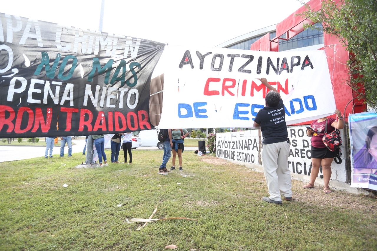 Se manifestaron en el antimonumento situado sobre la avenida Tulum, frente a plaza Las Américas