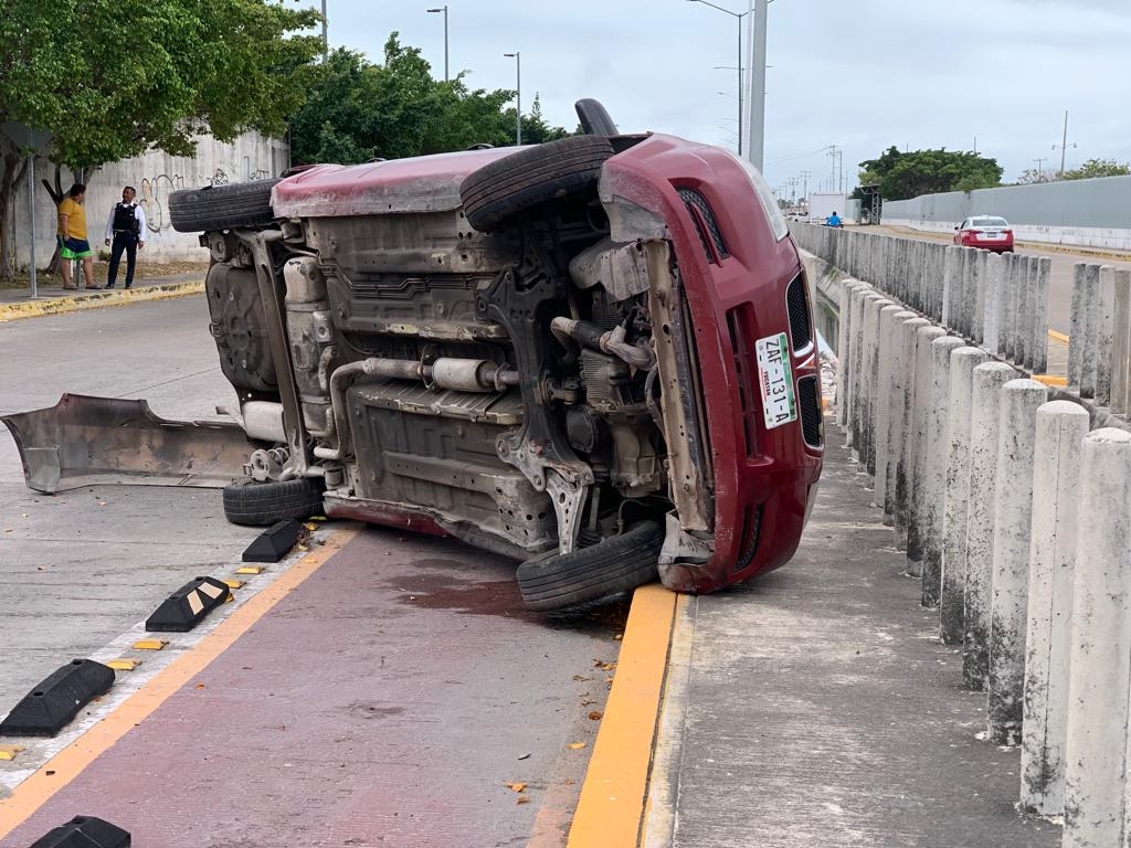 Un automóvil terminó volcado luego de que el conductor perdiera el control del vehículo en Ciudad del Carmen