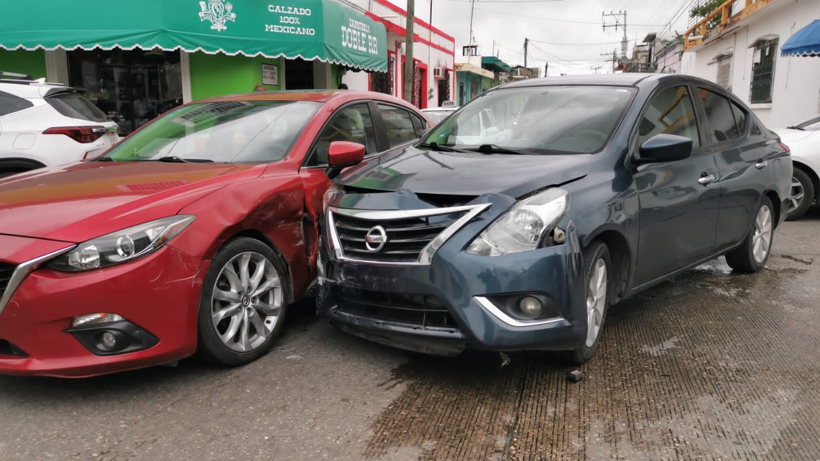 Tabasqueño se pasa el alto y provoca un choque en Ciudad del Carmen