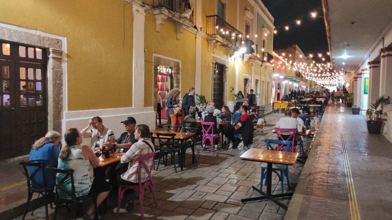 En el Centro Histórico de Campeche se nota movilidad del turismo pese al mal clima