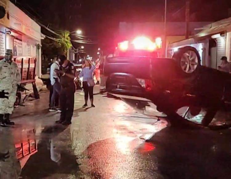 Diversos autos quedaron dañados en el camino, luego de que la conductora terminara volcada en Cozumel