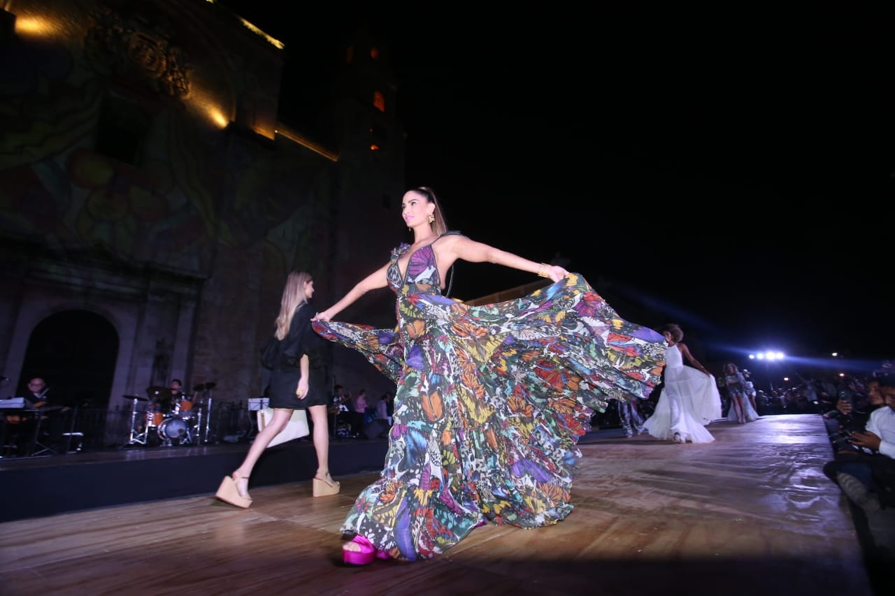 Claudia Lizaldi fue la maestra de ceremonias en el escenario de la Plaza Grande que tuvo como marco la Catedral de Mérida