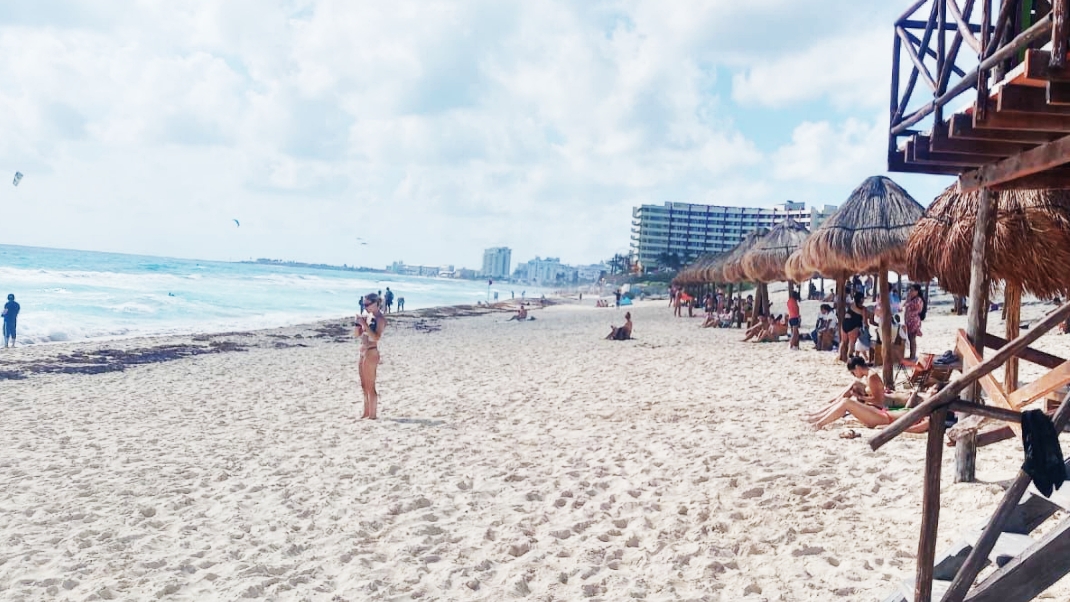 Bañistas llegan a Playa Delfines en Cancún pese a efectos del Frente Frío 27: EN VIVO