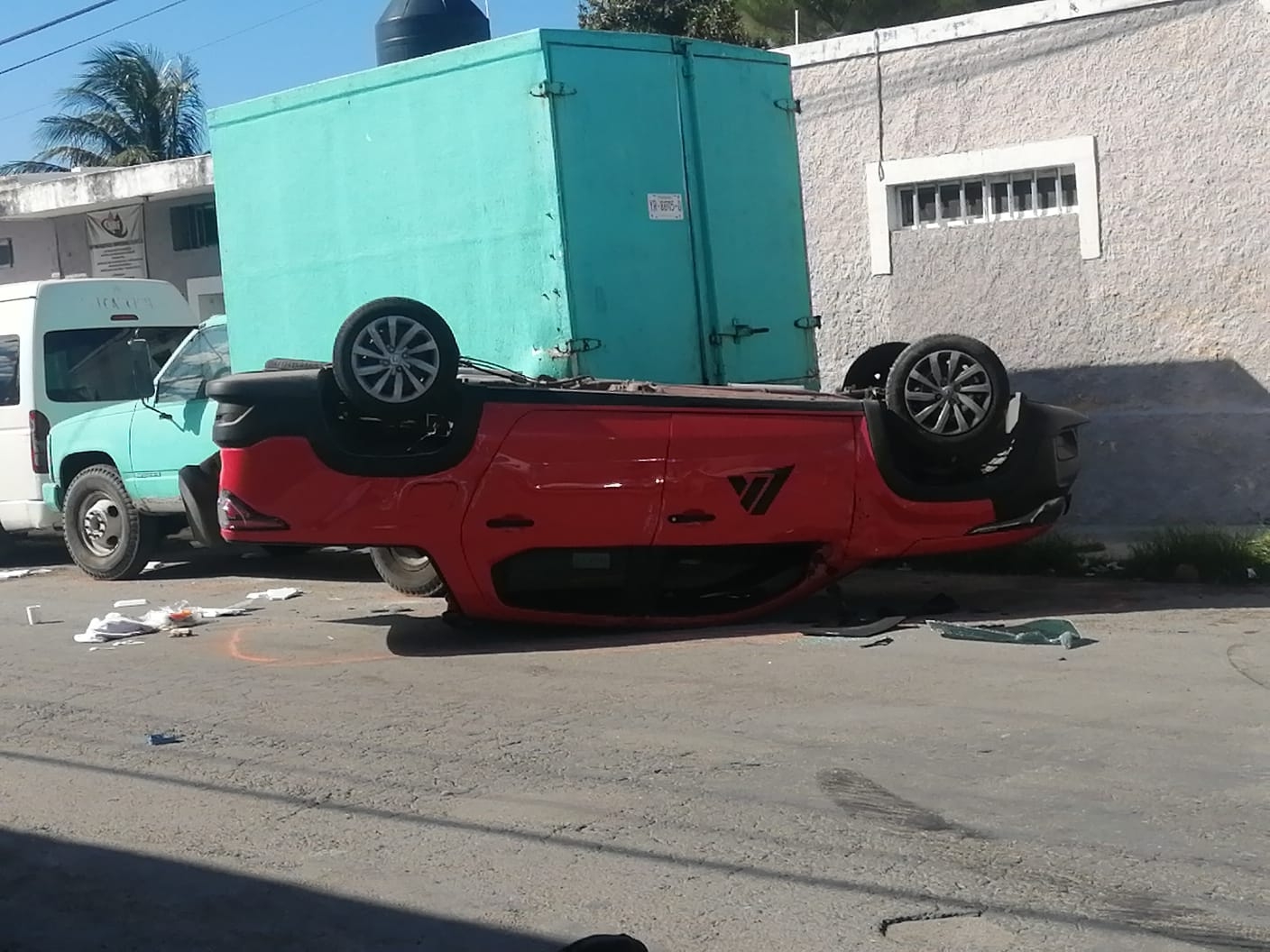 Volcadura en el Centro de Progreso deja nueve turistas lesionados