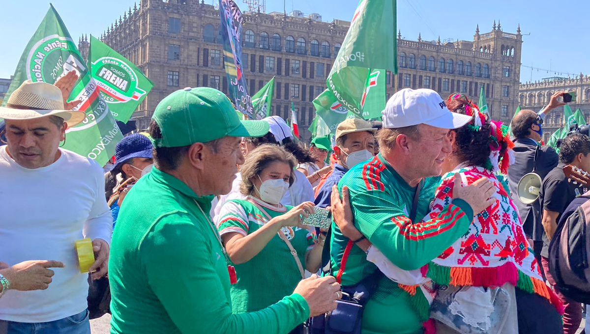 Cientos de seguidores de Frenaa se reunieron en el Zócalo de la Ciudad de México este domingo