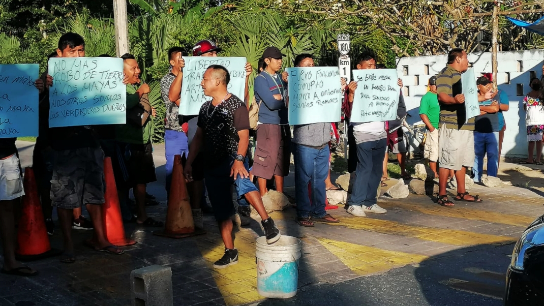 Los manifestantes bloquearon la carretera federal Mérida-Valladolid, en protesta