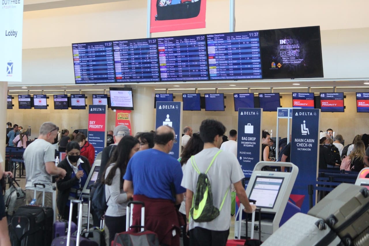 Aeropuerto de Cancún registra una gran afluencia de turistas: EN VIVO