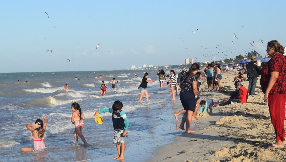 Bañistas abarrotan playa de Progreso para despedir el último fin de semana de enero