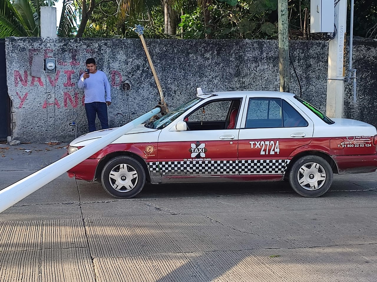 Conductor derriba un poste y cae sobre un taxi en Ciudad del Carmen