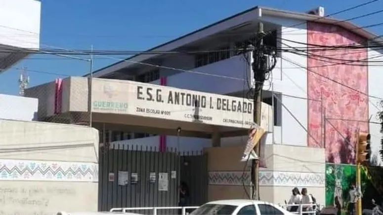 Una menor de una secundaria en Guerrero intentó quitarse la vida este lunes arrojándose de un segundo piso