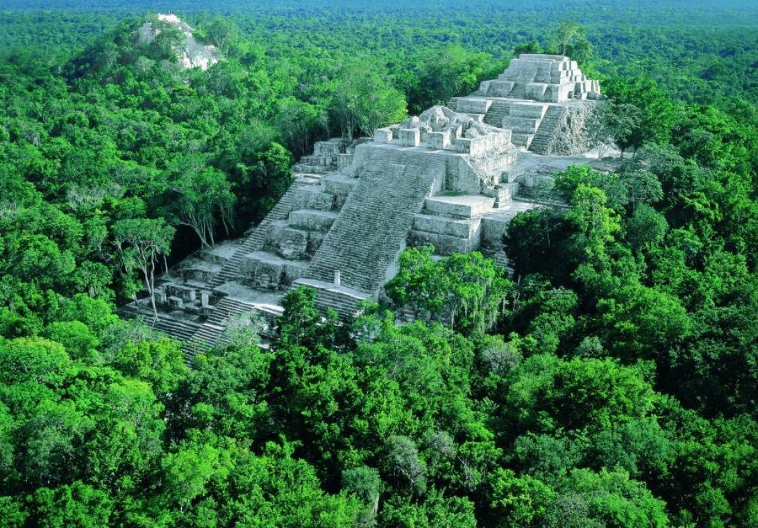 La Danta, ubicada en el Petén, Guatemala es considerada la más voluminosa del área maya