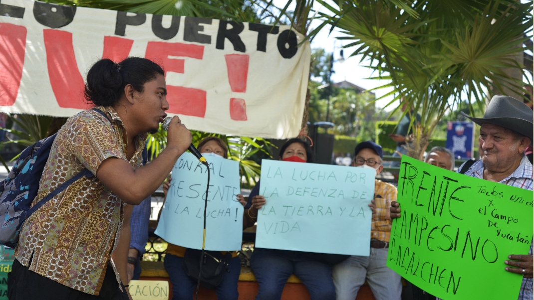 Entre pancartas y consignas el grupo se plantó en los Plaza Grande de Mérida