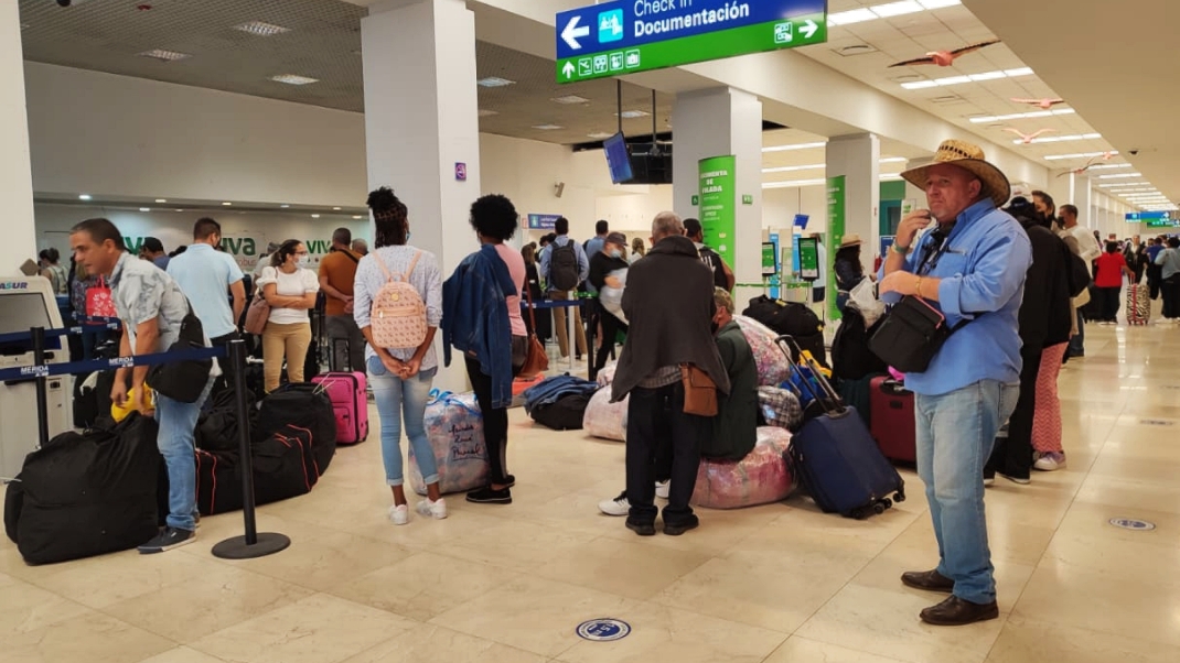 Vuelo de VivaAerobus llega al aeropuerto de Mérida con una hora de retraso