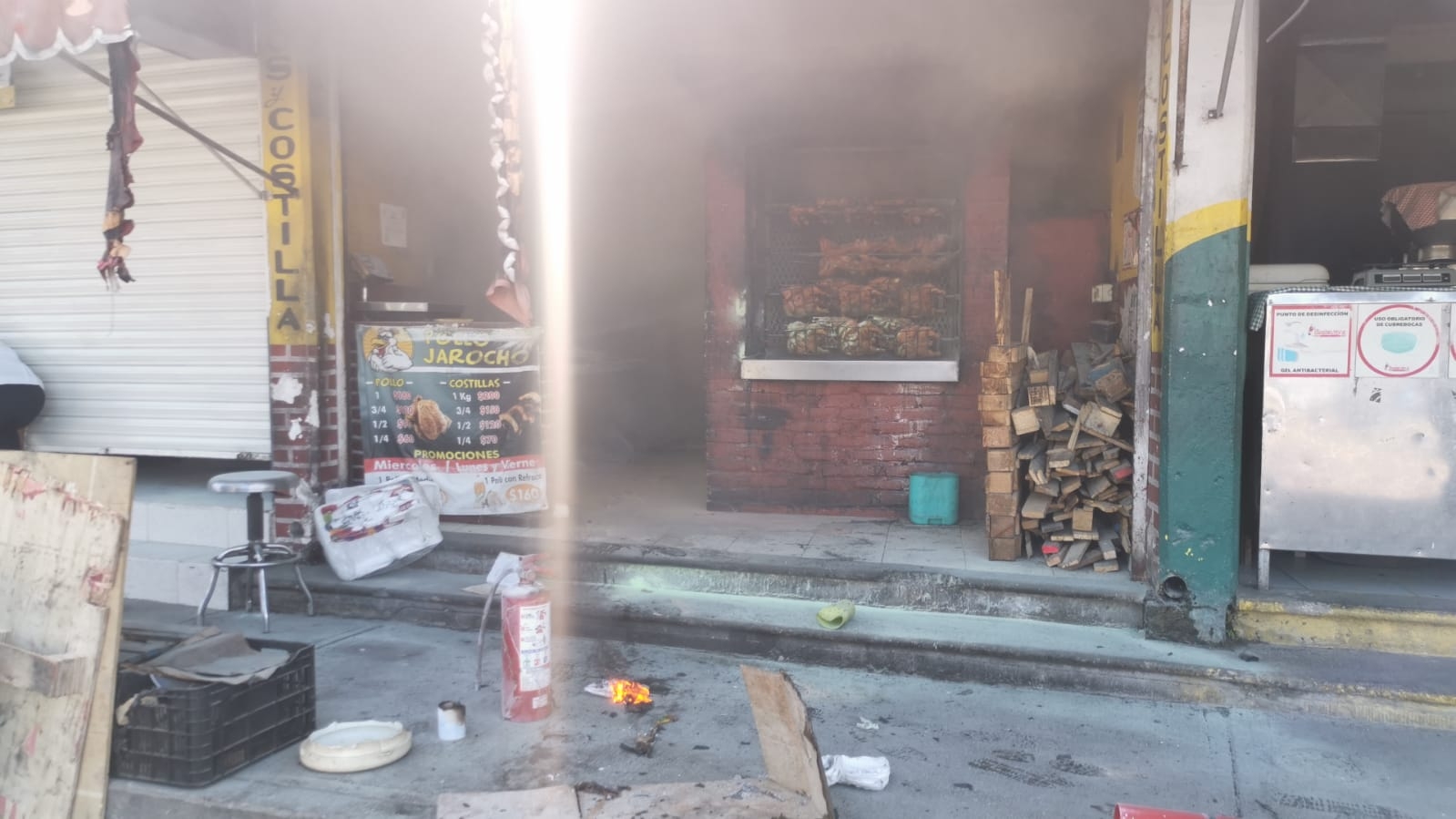 Explota un tanque de gas en una pollería en Ciudad del Carmen; hay varios heridos