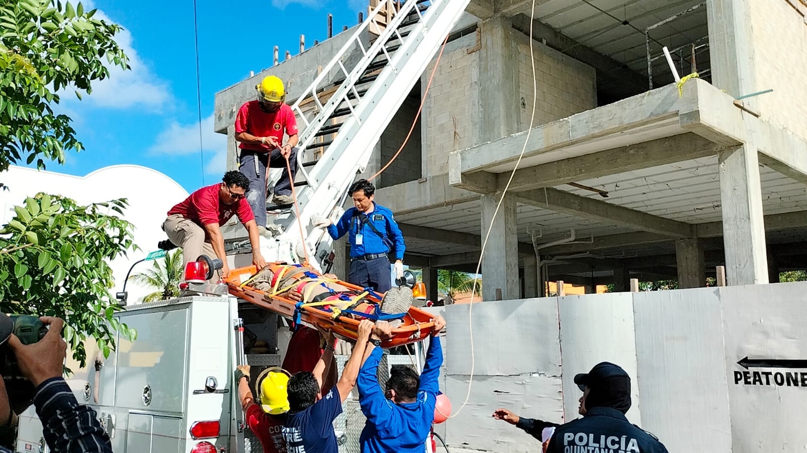 Obrero sufre descarga eléctrica en un edificio en construcción de Cozumel