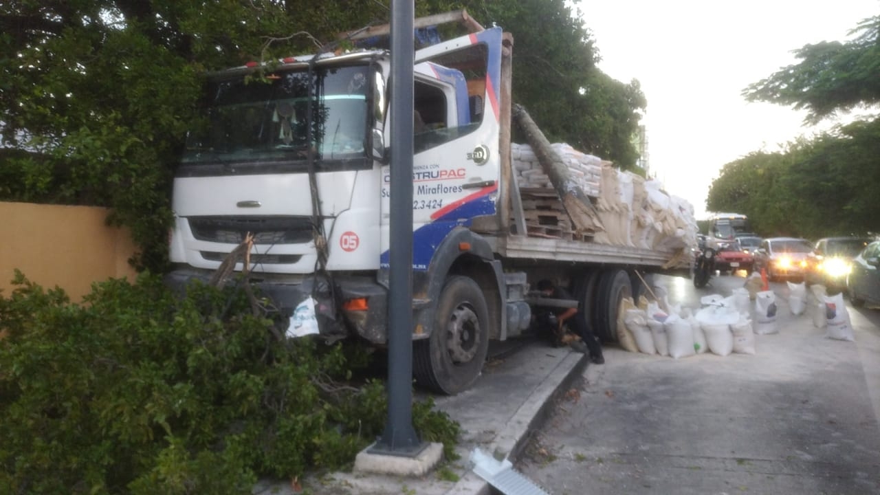 Falla de un camión causa aparatoso accidente en la avenida Tecnológico de Mérida