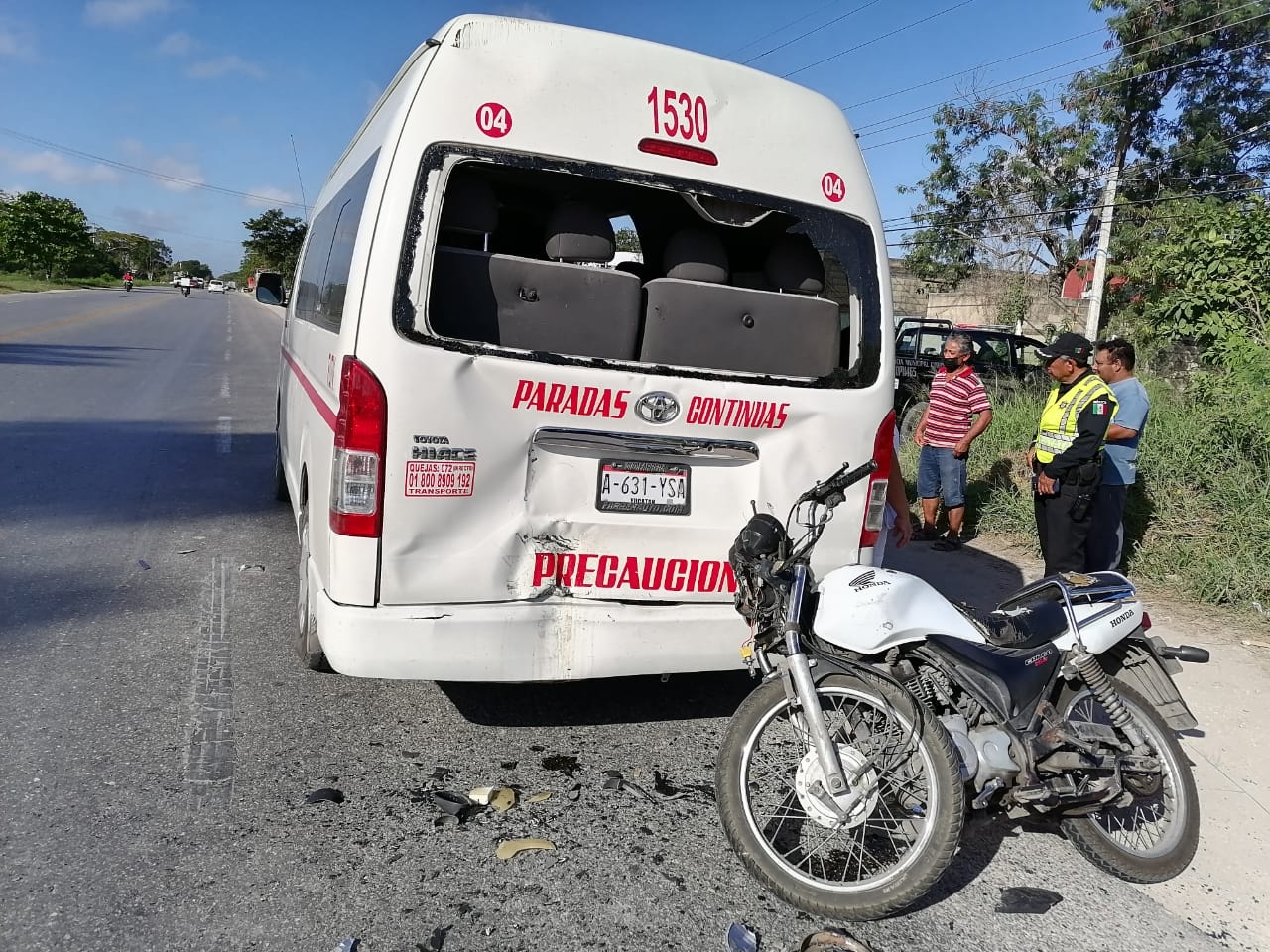 Motociclista choca contra una combi en la vía Tixkokob-Mérida; hay 4 heridos