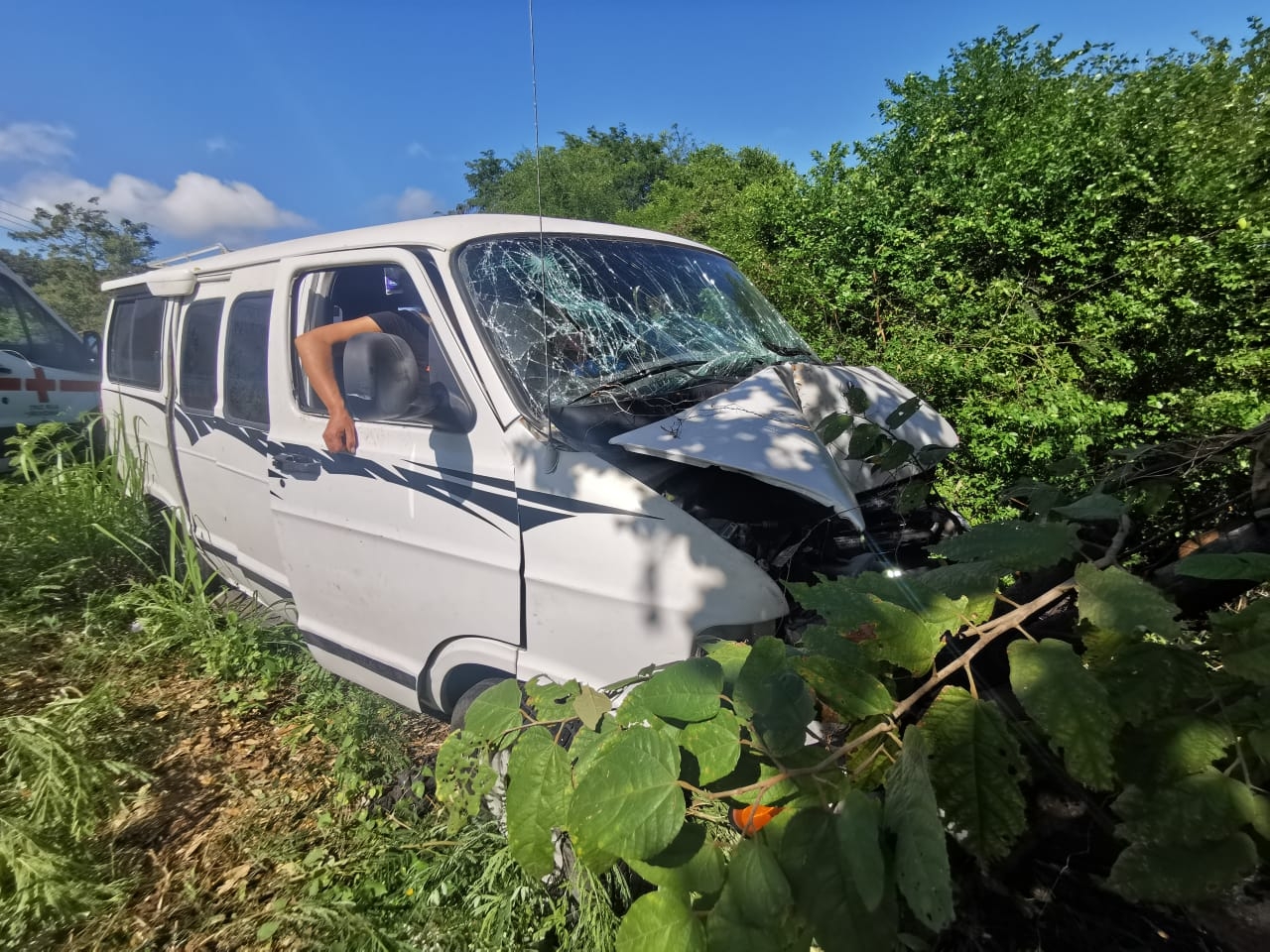 Conductora dormita al volante y se sale de la carretera en Ciudad del Carmen