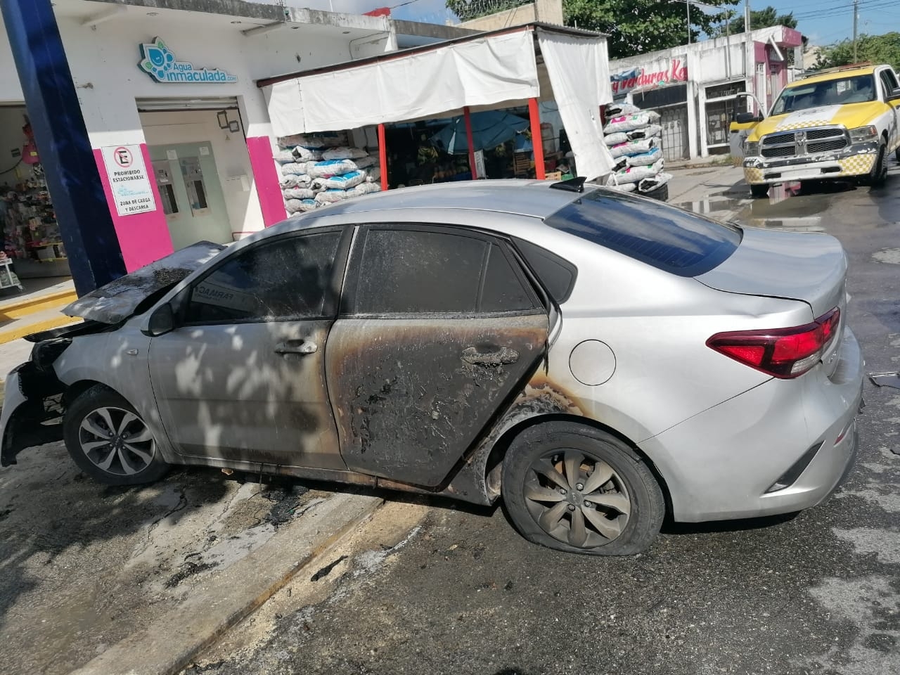 Vehículo termina en llamas tras chocar sobre la avenida Talleres en Cancún