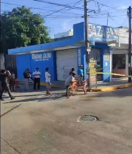 El sujeto ingresa con una gorra y un cubrebocas para después accionar el arma y salir corriendo