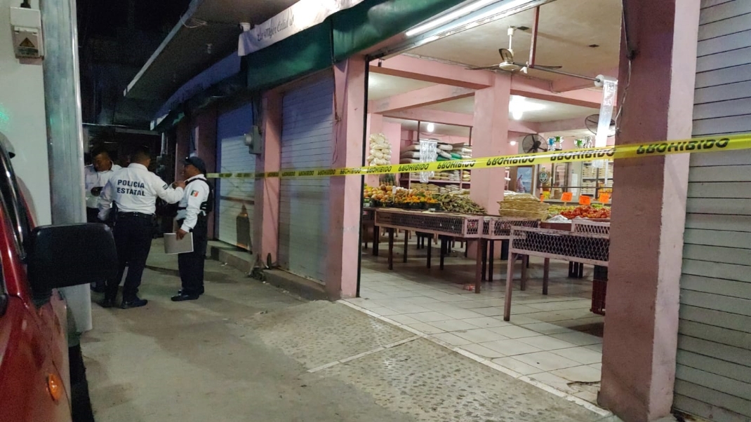 Al menos cinco sujetos, tres de ellos armados, participaron en el atraco al establecimiento en horas de la noche; dos llegaron en moto y el resto en un vehículo