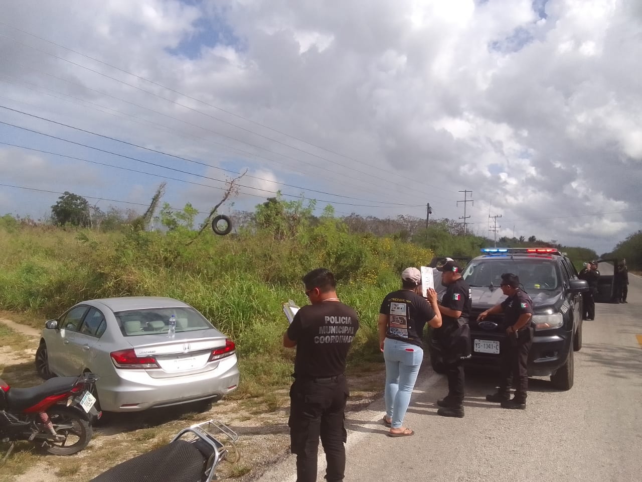 Motociclista derrapa tras rebasar a un auto en la vía Dzilam González-Dzidzantún