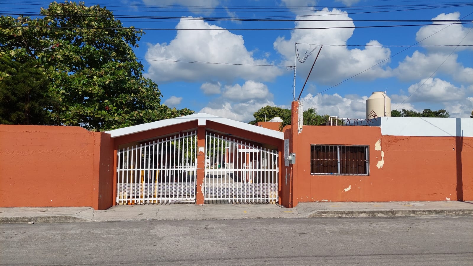 Roban escuela de la Región 100 de Cancún