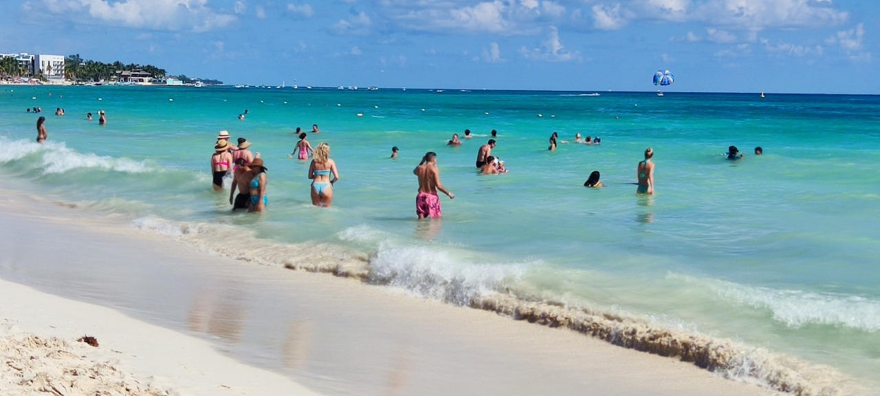 Turistas disfrutan el Día de Reyes Magos en el mar de Playa del Carmen