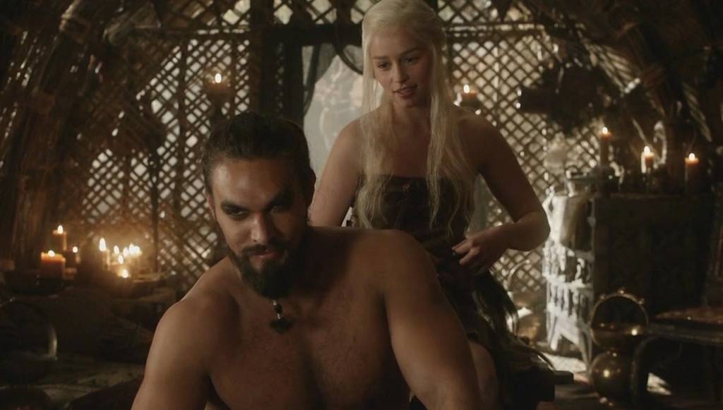 Game Of Thrones: Emilia Clarke revela que lloraba durante escenas íntimas con Jason Momoa