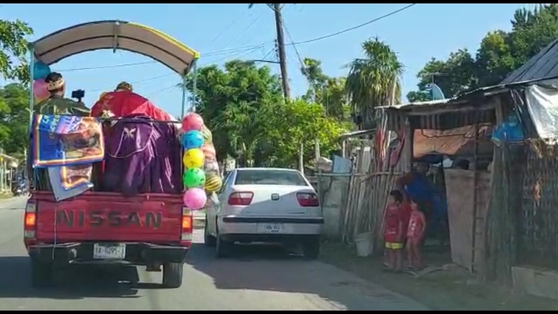 Niños en colonias de Chetumal son visitados por los Reyes Magos