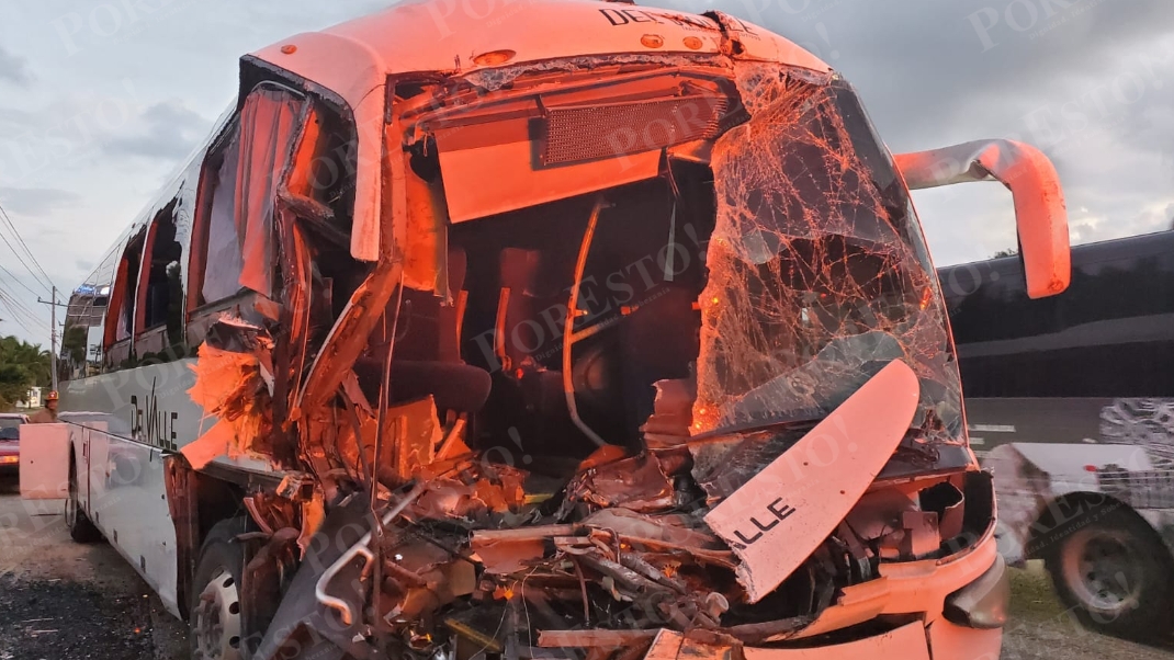 Elementos del Heroico Cuerpo de Bomberos, fueron quienes acudieron a liberar a una de las pasajeras